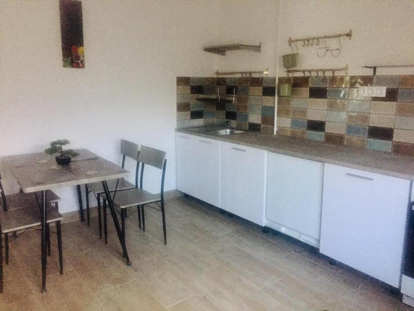 Lelle-Kert Apartman 02 Balatonlelle Exterior foto